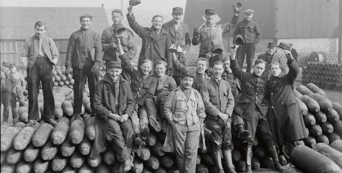 AndrewRawson11's tweet image. Large calibre shells were made in National Projectile Factories. They were also housed in purpose built factories and run by experienced armaments companies. They were equipped with specialist equipment, while the weight of the casings meant that they were mainly manned by men.