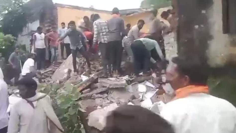 ashanjalyadav's tweet image. आखिर ये छतें सरकारी स्कूलों की ही क्यों गिरती हैं और बच्चे ही दबकर क्यों मरते हैं कभी किसी शिक्षामंत्री के घर की छत क्यों नहीं गिरी और शिक्षामंत्री उसमें दबकर क्यों नहीं मरा?
— अशांजल यादव । @ashanjalyadav