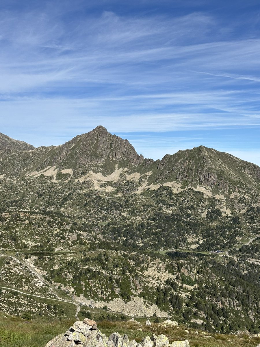 Bony d’Envalira 2.683 m a l’esquerra i Pic de la Menera 2.776 m a la dreta. Grandvalira, Andorra