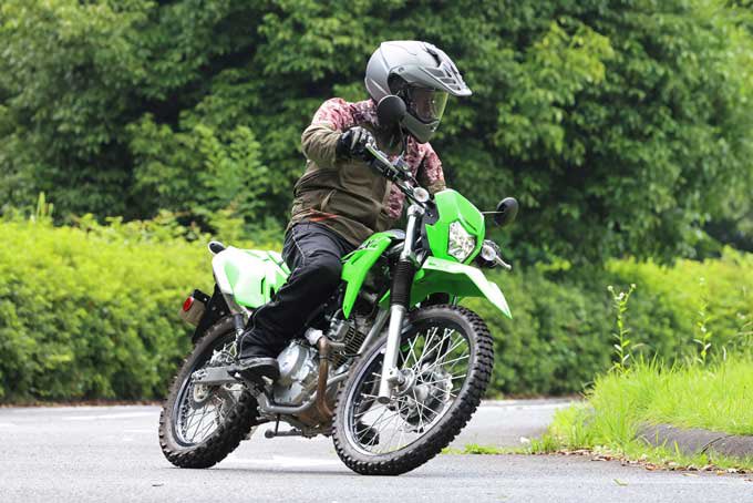 PutiMotor's tweet image. カワサキ KLX230Sの試乗レビュー❗️
発進時のググっと押し出されるようなパワー感に加え、街中を3~4速で走っている場合も、キビキビと元気のいい走り。
ダートもストレスなく走り回れる。
身長170cm
【車重/シート高/タンク/出力/価格】
133kg/845mm/7.6L/18ps/594,000円
bikebros.co.jp/vb/offroad/oim…
