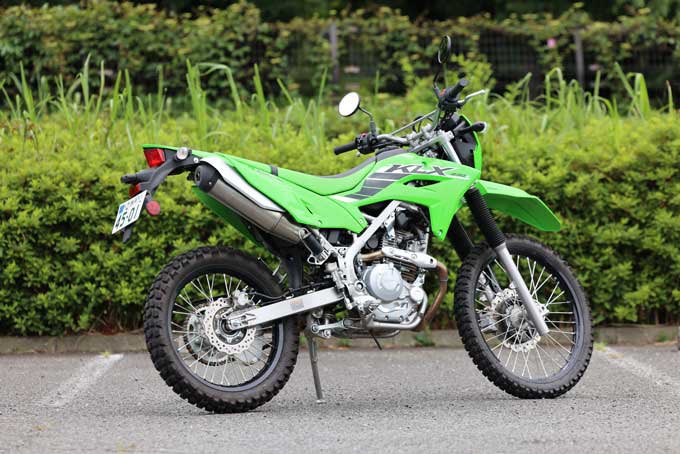 PutiMotor's tweet image. カワサキ KLX230Sの試乗レビュー❗️
発進時のググっと押し出されるようなパワー感に加え、街中を3~4速で走っている場合も、キビキビと元気のいい走り。
ダートもストレスなく走り回れる。
身長170cm
【車重/シート高/タンク/出力/価格】
133kg/845mm/7.6L/18ps/594,000円
bikebros.co.jp/vb/offroad/oim…