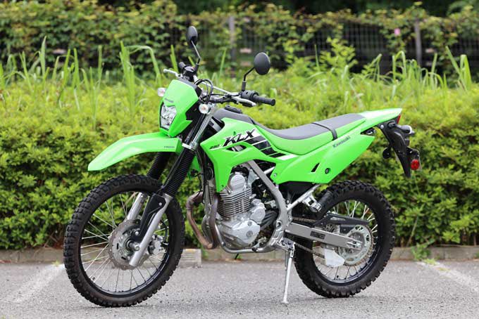 PutiMotor's tweet image. カワサキ KLX230Sの試乗レビュー❗️
発進時のググっと押し出されるようなパワー感に加え、街中を3~4速で走っている場合も、キビキビと元気のいい走り。
ダートもストレスなく走り回れる。
身長170cm
【車重/シート高/タンク/出力/価格】
133kg/845mm/7.6L/18ps/594,000円
bikebros.co.jp/vb/offroad/oim…
