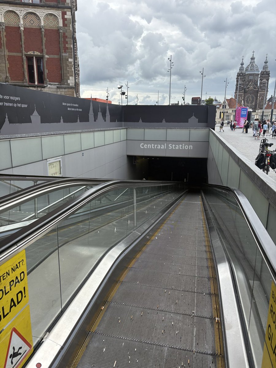 LinekeDammers's tweet image. Alle roltrappen en liften worden vervangen. Deze ook? Van feb 24 - mrt 25 stuk. Weken over reparatie gedaan en daarna vele mensen die op de stop knop drukken. Is ie nu def te barsten.