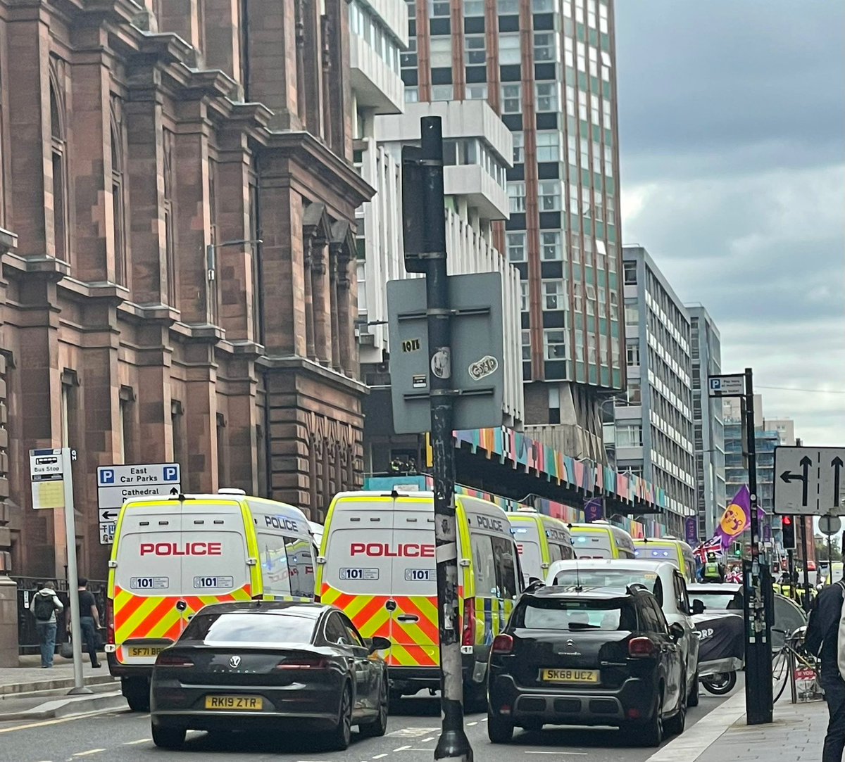 <a href="/CPBritain/">Communist Party ☭</a> and <a href="/YCLGlasgow/">YCL Glasgow</a> members attended and spoke at Saturday's counter-demo to the far-right march through our city, which was escorted by 10+ police vans. Immigrants are not responsible for the decline in living standards, billionaires are. Nae Pasaran!🚩✊🏴󠁧󠁢󠁳󠁣󠁴󠁿