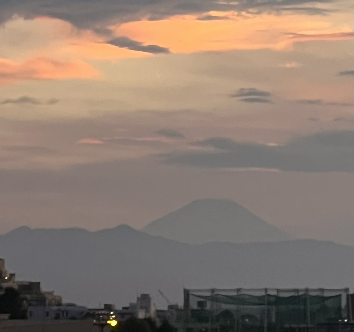 mimozaTokyo's tweet image. こんばんは
夜が来ました〜
いかがお過ごしでいらっしゃいますか?
お相撲終わり今度はプロ野球を
楽しんでいます。
今日の日はさようなら〜
東の空と西の空をパチリッ!
ちょっと薄い色の富士山、お分かりに
なりますかしら?寝ちゃいましたね!
今日も有難うございました。
