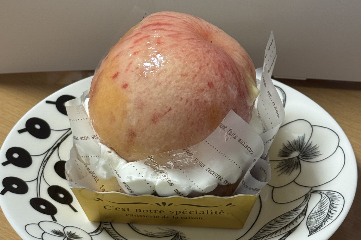 d_notedaily's tweet image. 最近連勤続き気味なので、今日はこの桃ケーキを食べてチャージしますΨ( 'ч' ☆)🍑
桃まるごと1個🍑✨️
さらに🍑の中にほどよい甘さのピーチクリーム入ってます🍑✨️
冷蔵庫で冷やすと🍑が冷たくて夏にもピッタリ🍑✨️✨️