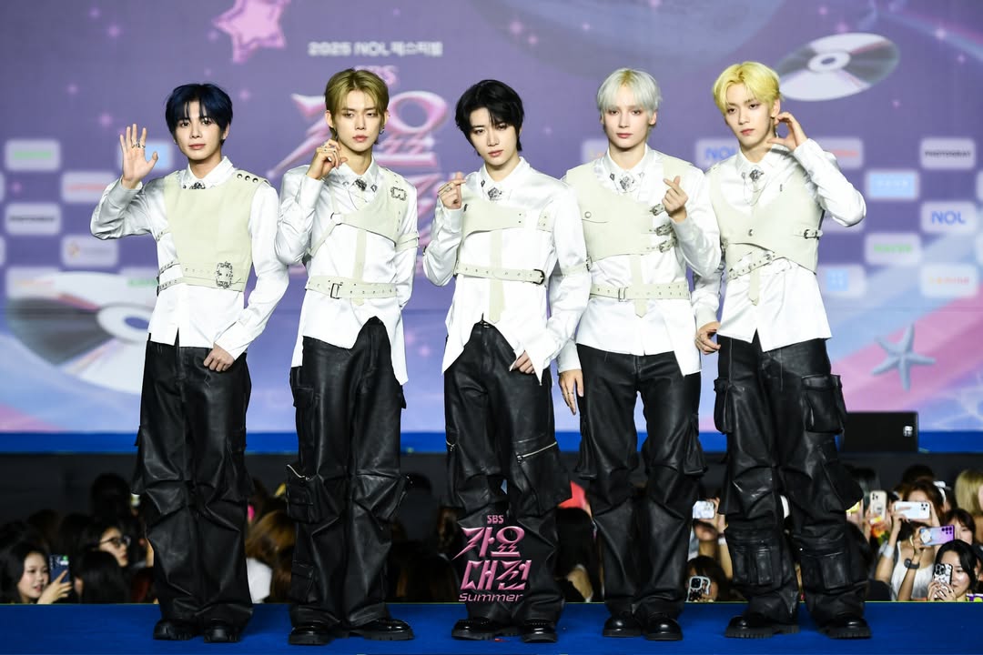 TXTintl_twt's tweet image. INSTAGRAM UPDATE 📸

@/sbsnow_insta Post

“The Lord of the Summer. The Lord of the Summer. The Lord of the Summer.
Ending summer. Summer king. Summer master
2025 Music Awards SUMMER is here.

&amp;lt;2025 SBS Music Competition Summer&amp;gt;
☞ July 26 [Sat] ~ 27 [Sun] Ilsan KINTEX”

🔗…