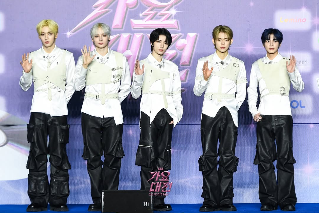 TXTintl_twt's tweet image. INSTAGRAM UPDATE 📸

@/sbsnow_insta Post

“The Lord of the Summer. The Lord of the Summer. The Lord of the Summer.
Ending summer. Summer king. Summer master
2025 Music Awards SUMMER is here.

&amp;lt;2025 SBS Music Competition Summer&amp;gt;
☞ July 26 [Sat] ~ 27 [Sun] Ilsan KINTEX”

🔗…