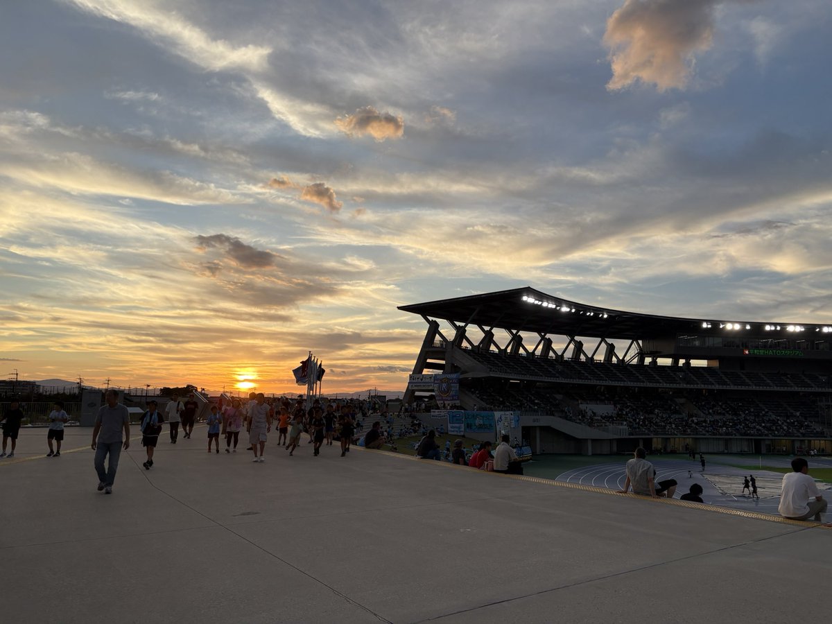 tatsubou123's tweet image. 平和堂HATOスタジアムからの夕陽が最高に綺麗でした✨☺️