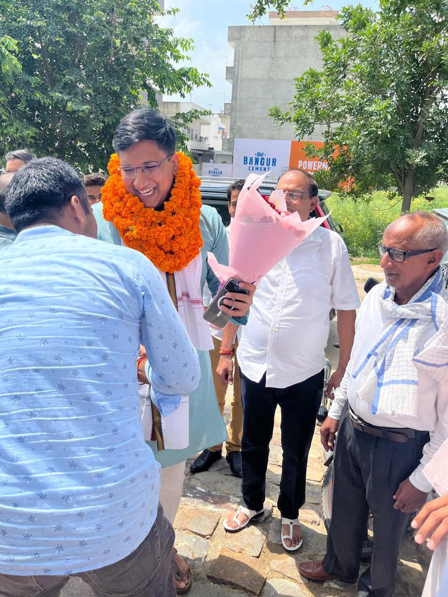 Sidharth Yadav (@sidharthyadavin) on Twitter photo आज रेवाड़ी (हरियाणा) के सेक्टर 18 में स्थानीय निवासियों के साथ आदरणीय प्रधानमंत्री <a href="/narendramodi/">Narendra Modi</a> जी की मन की बात कार्यक्रम को सुनने का सुअवसर प्राप्त हुआ।
मन की बात कार्यक्रम को सुनकर प्रत्येक देशवासी गौरवान्वित होता है। अनेक प्रेरणादायक कहानियाँ देश के सामने आती हैं जो आज रेवाड़ी (हरियाणा) के सेक्टर 18 में स्थानीय निवासियों के साथ आदरणीय प्रधानमंत्री <a href="/narendramodi/">Narendra Modi</a> जी की मन की बात कार्यक्रम को सुनने का सुअवसर प्राप्त हुआ।
मन की बात कार्यक्रम को सुनकर प्रत्येक देशवासी गौरवान्वित होता है। अनेक प्रेरणादायक कहानियाँ देश के सामने आती हैं जो