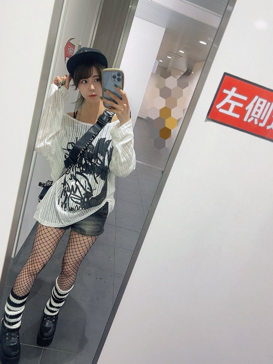 yume9230's tweet image. 撮影でした!今日もめちゃくちゃ楽しい撮影ができて大感謝です〜(*´`*)
昨日との差が凄い格好ですがめちゃくちゃカワカッコよくて自分的には好み~🖤
光を探しながら日が落ちる前のエモい光をゲットできて嬉しかったし、通ってた街の見た事ない場所を知れて凄く面白かった‼️