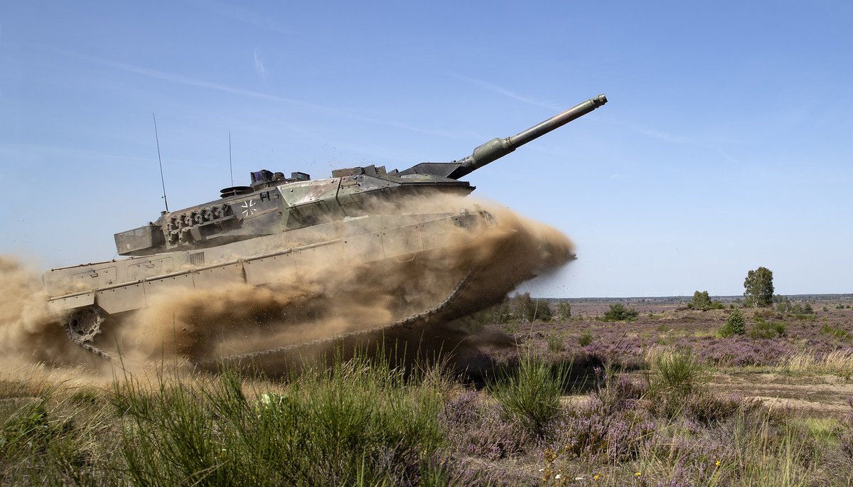 TrompBK's tweet image. Wg niemieckich mediów, Berlin chce kupić ok. 1000 nowych Leopardów 2 (A8, A9/AX?). Tymczasem na razie na 2030 r. Bundeswehra ma dysponować:
-123 fabrycznie nowymi czołgami Leopard 2A8
-17 Leopardami 2A7A1
-104 Leopardami 2A7V
-101 zmodernizowanymi Leopardami 2A6
-69 Leopardami…