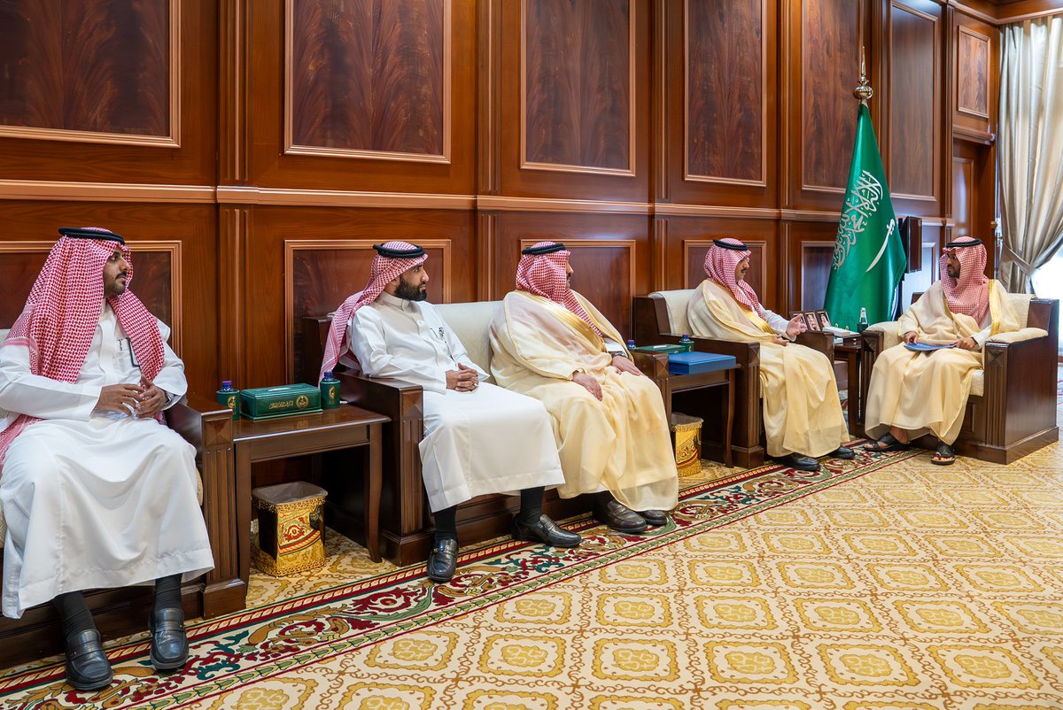 emara_hail's tweet image. سمو #نائب_أمير_منطقة_حائل يستقبل مدير فرع صندوق تنمية الموارد البشرية "هدف" بالمنطقة أ.عبدالرحمن الضبعان، وعدداً من منسوبي الفرع، ويطّلع سموه على التقرير السنوي لعام 2024م المتضمن أبرز أعمال الفرع في دعم برامج التوظيف.