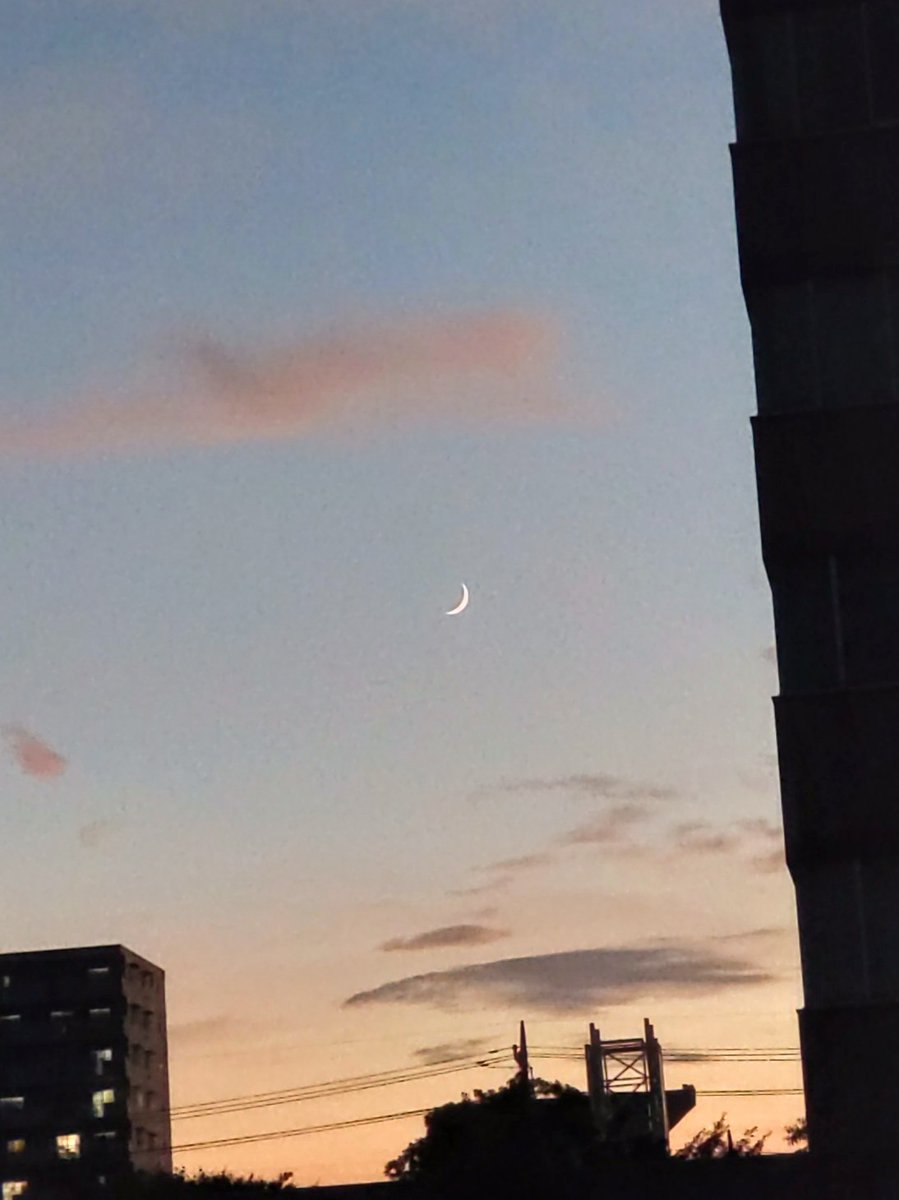 chobi_2000's tweet image. 細い月が綺麗です🌙