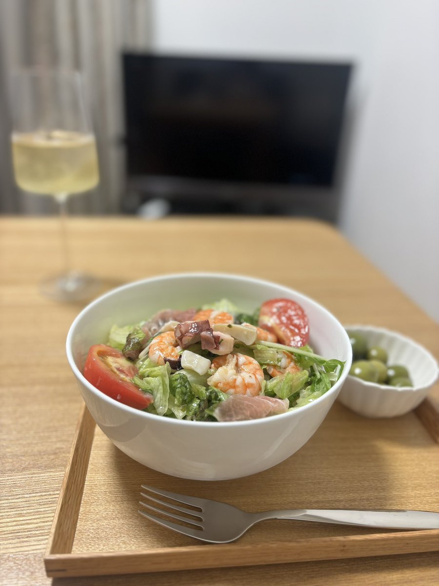 お気に入りのサラダ🥗とオリーブ🫒
キンキンに冷えた白ワイン🤍
それに空想DVD🎵
最高の休日✨✨
（先程の投稿は画像が不適切だったので削除しました🙇‍♀️）