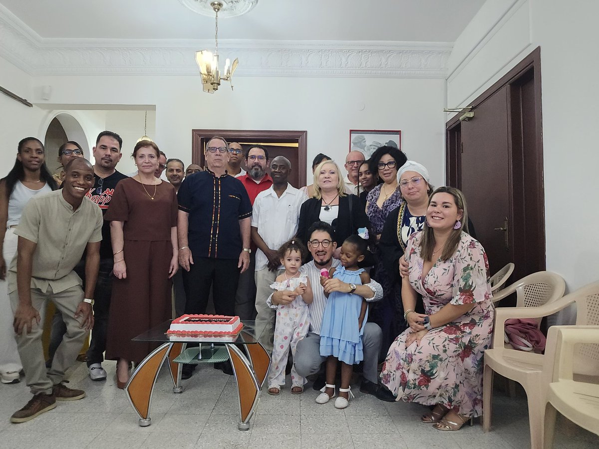 ConsulCubarabia's tweet photo. Miembros de la Misión Estatal de #Cuba en Arabia Saudita, cubanos residentes en Riad y colegas del Cuerpo Diplomático celebraron el 7️⃣2️⃣ aniversario del asalto a los cuarteles Moncada y Carlos Manuel de Céspedes.

#LaLuchaNoHaCesado https://t.co/nZSMkgIHs6