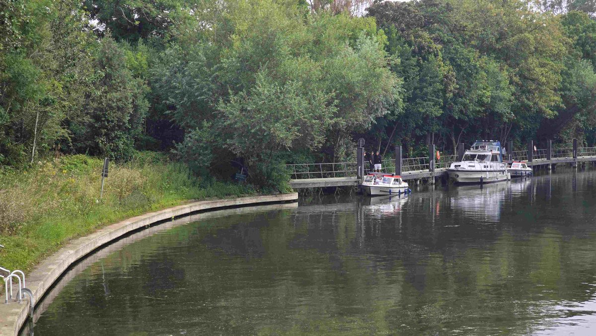 Traffic at my lock  #Thames #boating #Windsor <a href="/kriscruisers/">Kris Cruisers</a>