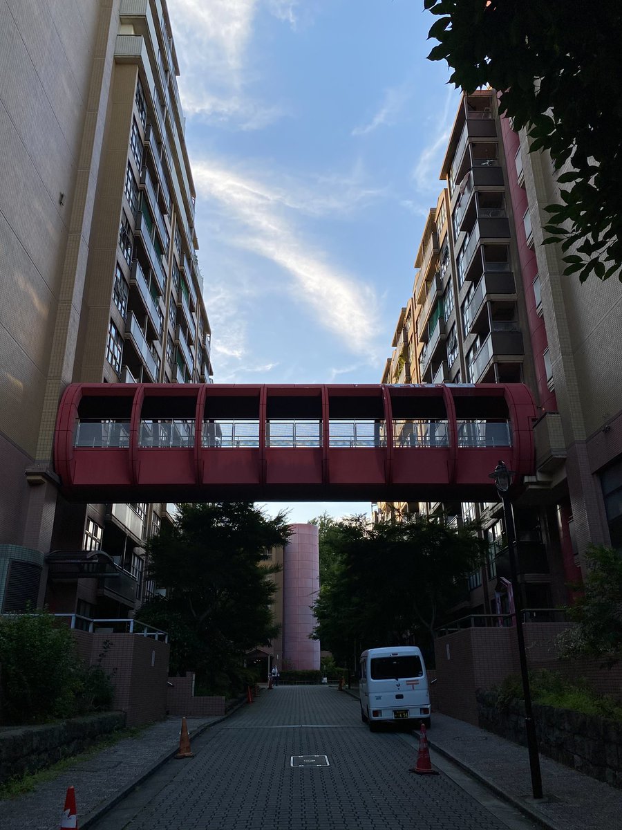 hatolier_camera's tweet image. 幼少の頃、こういう「空中回廊のある生活」に憧れがあった。