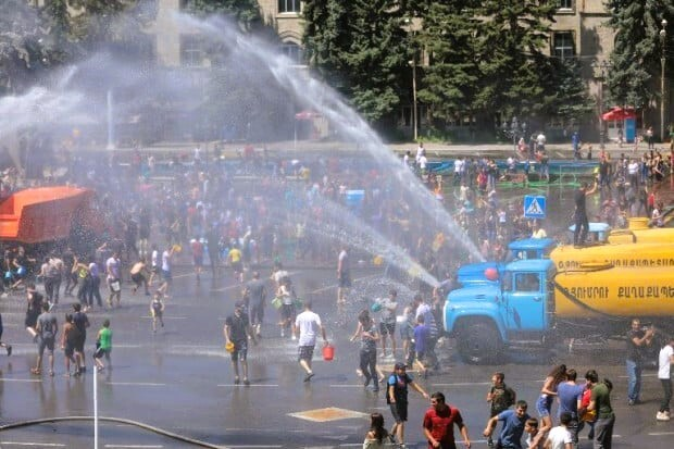Kaukaz_Observer's tweet image. Co wy wiecie o śmungus-dyngus???
Dzisiaj w 🇦🇲 Armenii święto Wardawar - święto Przemienienia Pańskiego troszkę połączone z pogańskimi zwyczajami
W ten dzień Ormianie powszechnie polewają się wodą, wszędzie i masowo
A do innnych zwyczajów tego dnia należy stawianie przed domami…
