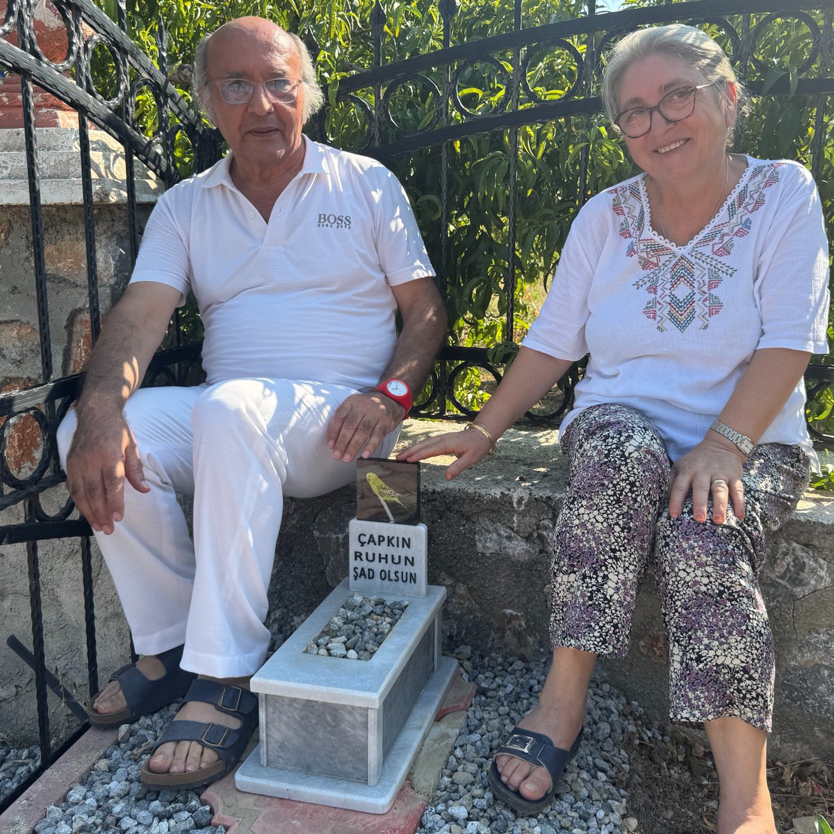 Antalya'da bir çift, 6 yıldır besledikleri muhabbet kuşu ölünce mermerden mezar yaptılar.
