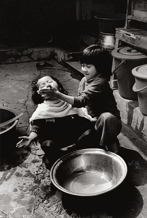 nulpuleunsonamu's tweet image. 골목안 풍경
서울 중림동,1977. ⓒ김기찬
분명한 것은 골목길에 투사됐던 ‘공동체’를 향한 도시인들의 소망은 시간이 흘러도 소멸되지 않으리란 점이다. 이미 김기찬의 사진 속에서 그것은 ‘부재하는 현존’이라는 역설적 방식으로 불멸의 삶을 획득하지 않았는가.(이세영 기자)