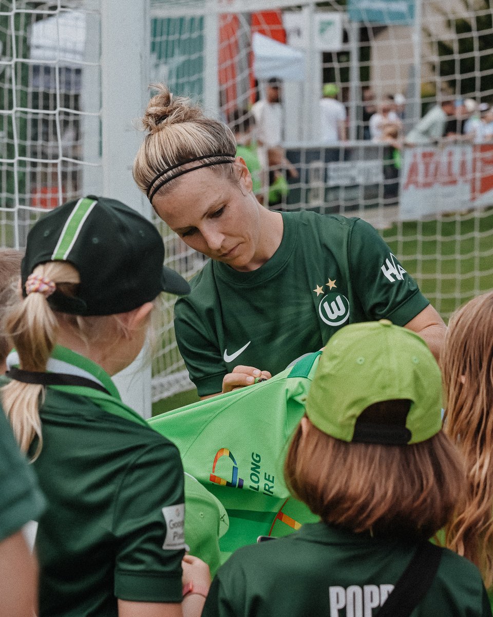 VfL_Frauen's tweet image. Ein riesiges Dankeschön an die zahlreichen Fans, die gestern den Weg nach Calberlah gefunden haben, um uns beim Spiel gegen Prag zu unterstützen und das Spiel zu einem echten Event gemacht haben – eure Unterstützung war einfach großartig! 💚🤍
#VfLWolfsburg #VfLWolfsburgFrauen…