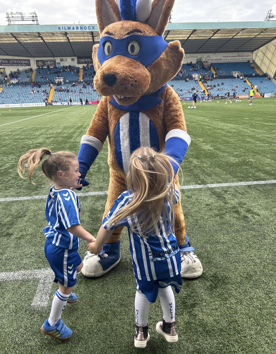 KillieCommunity's tweet image. Wholesome Sundays are back🥰
Edie & Echo have made a new friend for life🐿
Captain Conker is the heart and soul of our
community, with every wave, high five and warm hug, he brings joy to thousands of children across Ayrshire.
From the side-lines, visiting weekly sessions and…