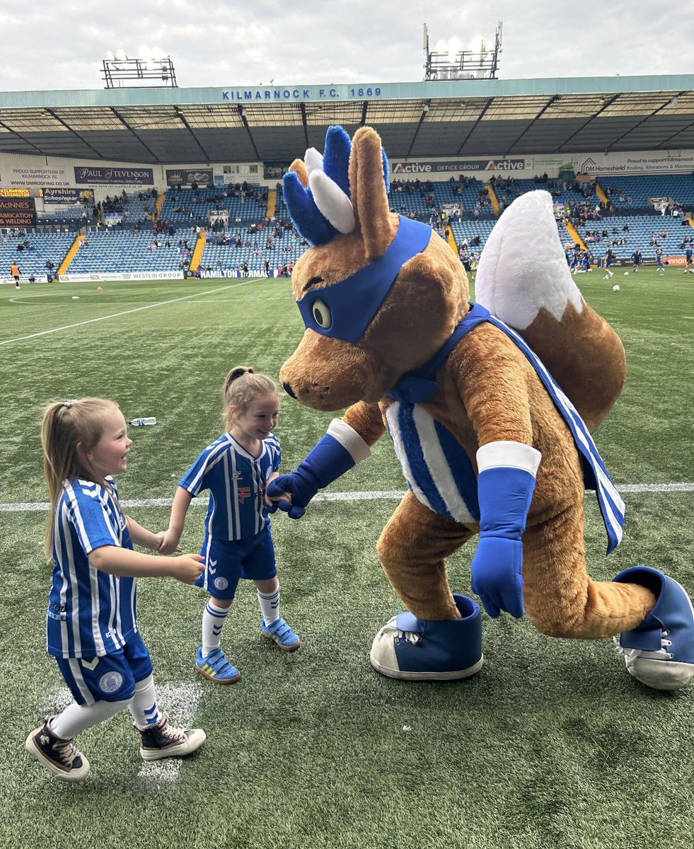 KillieCommunity's tweet image. Wholesome Sundays are back🥰
Edie & Echo have made a new friend for life🐿
Captain Conker is the heart and soul of our
community, with every wave, high five and warm hug, he brings joy to thousands of children across Ayrshire.
From the side-lines, visiting weekly sessions and…
