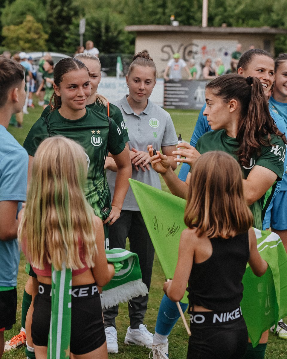 VfL_Frauen's tweet image. Ein riesiges Dankeschön an die zahlreichen Fans, die gestern den Weg nach Calberlah gefunden haben, um uns beim Spiel gegen Prag zu unterstützen und das Spiel zu einem echten Event gemacht haben – eure Unterstützung war einfach großartig! 💚🤍
#VfLWolfsburg #VfLWolfsburgFrauen…