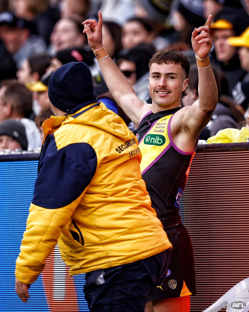 MichaelCWillson's tweet image. Steely Green slots one from boundary despite hard tag from security 🫠 #AFLTigersPies