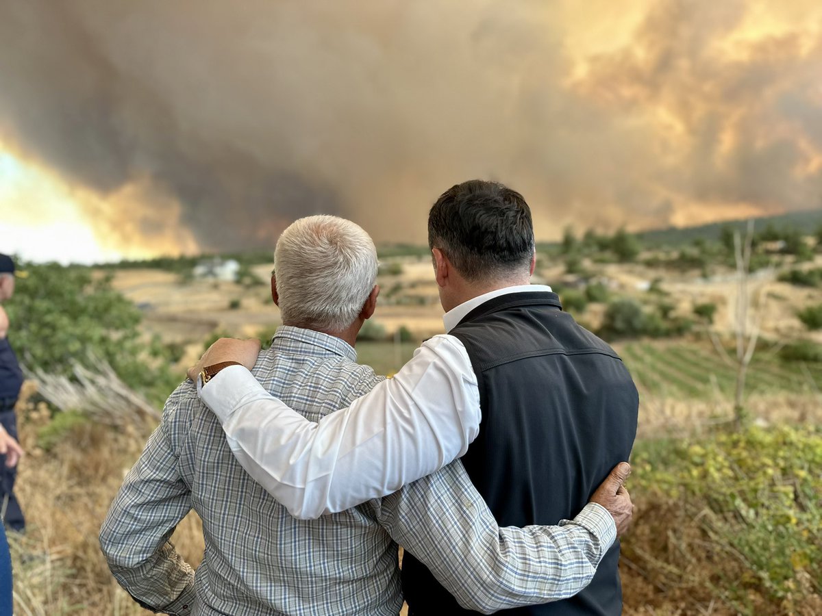 📍 Bilecik

Yangınlarla mücadelede sergilenen dayanışma ve fedakârlık, milletimizin en güçlü yanını bir kez daha göstermiştir.

Sahada büyük bir özveriyle görev yapan tüm kamu kurum ve kuruluşlarımıza, güvenlik güçlerimize, itfaiye ekiplerimize, gönüllülerimize ve destek veren