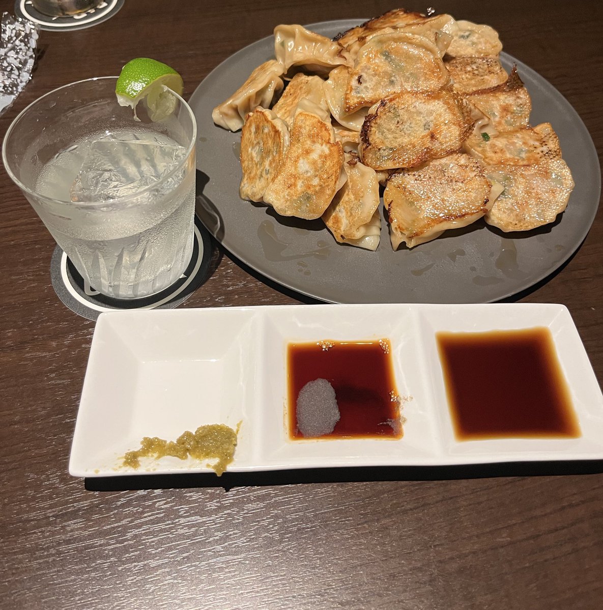 fF3CbcaeXTxtfiw's tweet image. 夏だ！☀️
カクテルだ！🍸
餃子だ！🥟