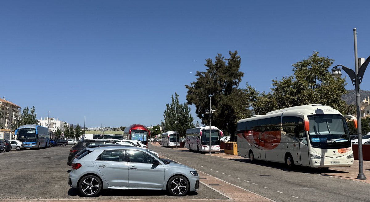 Domingo, parking de la feria.
Autobuses de pueblos del interior para ir a la playa.