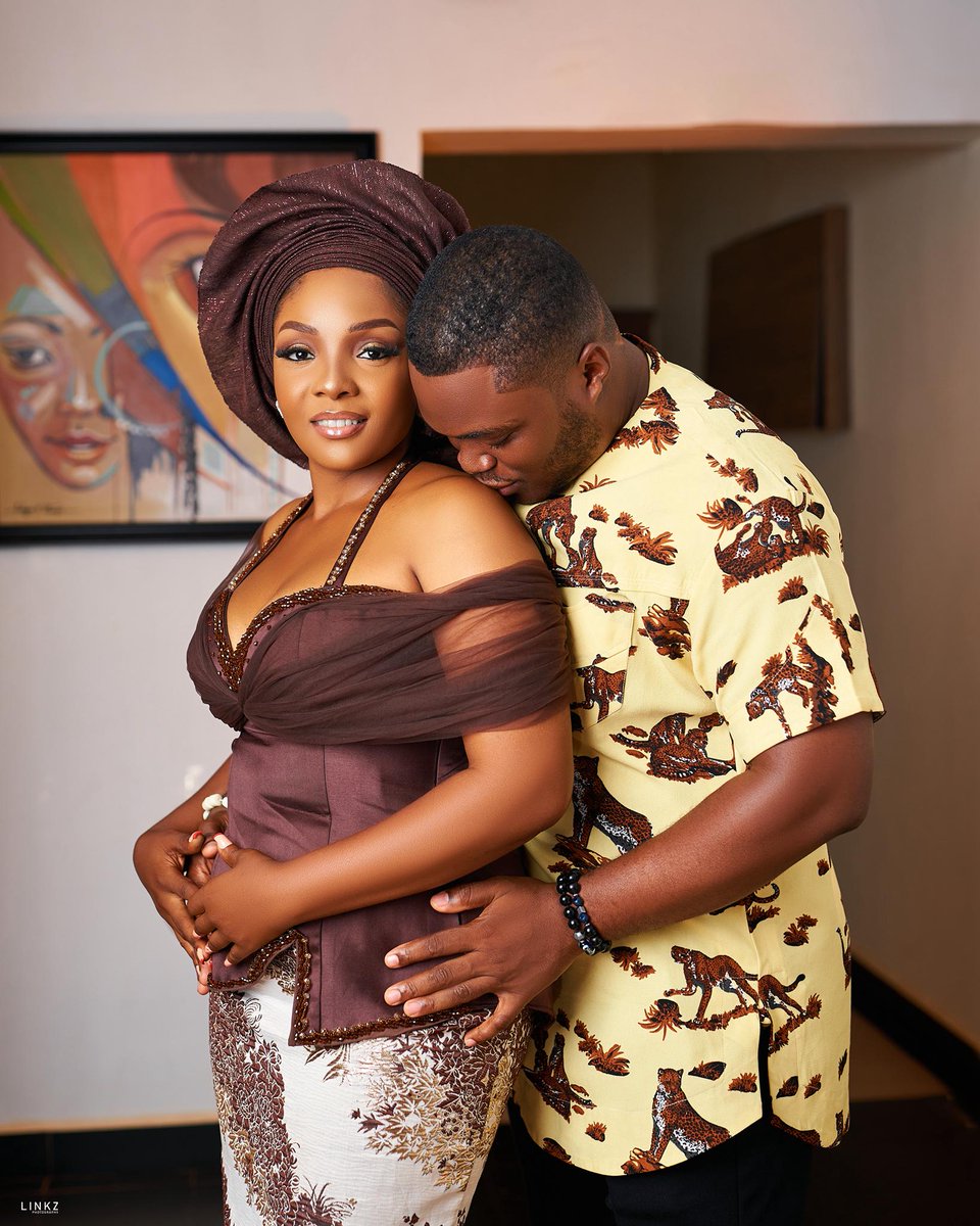 Just got married 24 hours ago.
Make una wait fess, na me and una this Dec for pyjamas pics.