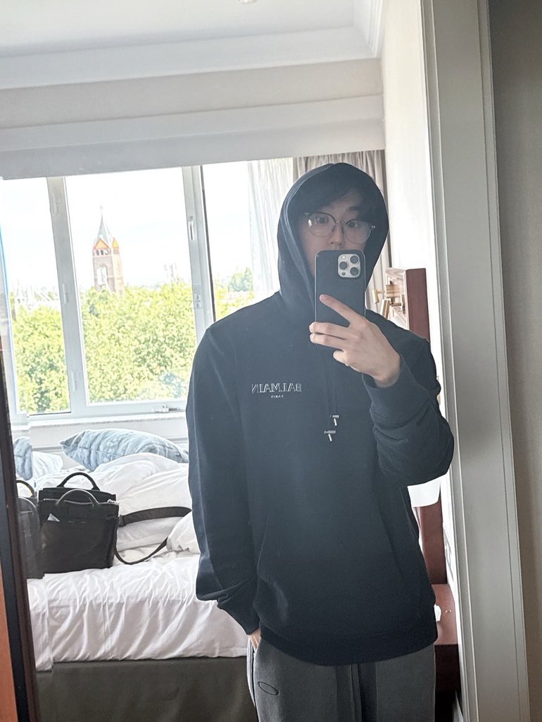 jisung instagram update: "paris + 🪞 shot(?)"