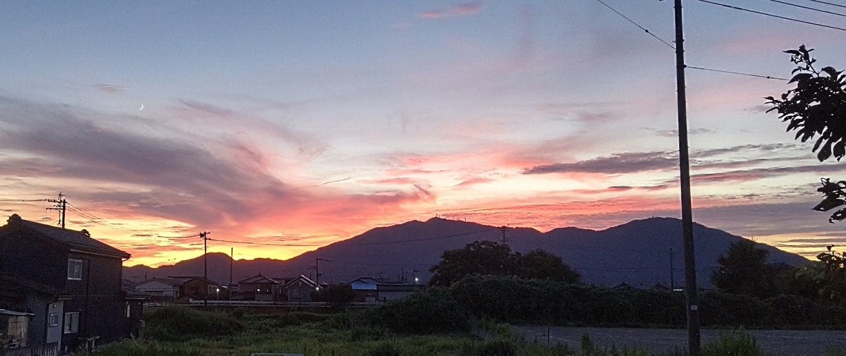 mGxFeaTPXjkbW7E's tweet image. #弥彦山　
日中の日差しはひじょうに厄介ですが、この頃の夕焼けはとてもキレイなんです〜😊
