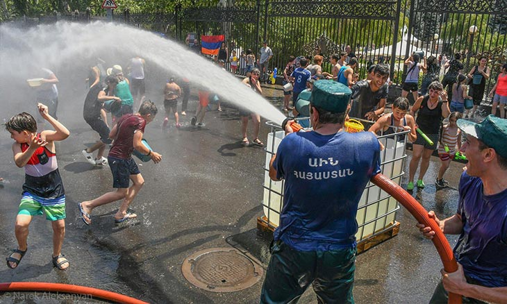Kaukaz_Observer's tweet image. Co wy wiecie o śmungus-dyngus???
Dzisiaj w 🇦🇲 Armenii święto Wardawar - święto Przemienienia Pańskiego troszkę połączone z pogańskimi zwyczajami
W ten dzień Ormianie powszechnie polewają się wodą, wszędzie i masowo
A do innnych zwyczajów tego dnia należy stawianie przed domami…