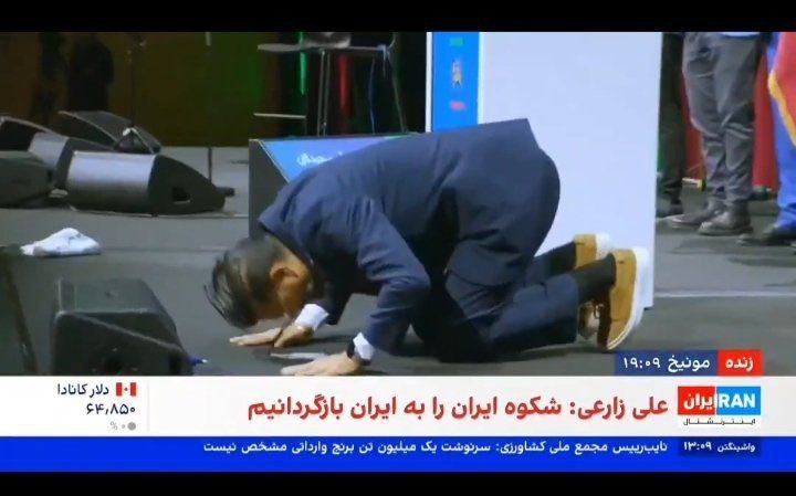 azadeb3's tweet image. مرزهای جهالت و تَوَهُمِ نوادگان محمود افغان هیچ حد و مرزی ندارد!
سجده یک رأس پارس زبان سطلعنطلب بر رضا پخلوی، در تجمع طرفداران پخلوی در مونیخ آلمان!