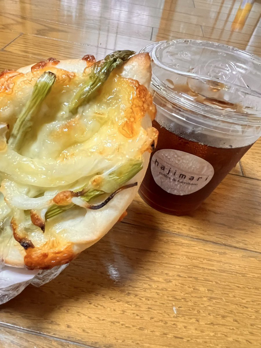 hasumi_mengyou's tweet photo. 今日は大子町 #hajimari さんに #kinacomaru さんがやってくる日✨
私は急用ができてしまったのでとっちゃんに買いに行ってもらいました😊
帰ってきたら何個か食べてあったけど #やきそばパン は残しておいてくれた🤭
やきそばパンとベーグルで夜ご飯✨
美味しかったぁ🥰 https://t.co/mXDxxc7U0K