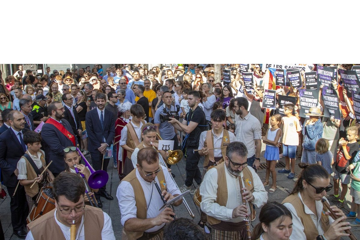 ANC Mataró (@mataroxindep) on Twitter photo La gent de l'<a href="/assemblea/">Assemblea Nacional Catalana</a> de #Mataró ha recordat al ministre Urtasun que les pintures de Sixena s'han de quedar al MNAC i que el silenci el fa còmplice de l'#espoli. La gent de l'<a href="/assemblea/">Assemblea Nacional Catalana</a> de #Mataró ha recordat al ministre Urtasun que les pintures de Sixena s'han de quedar al MNAC i que el silenci el fa còmplice de l'#espoli.