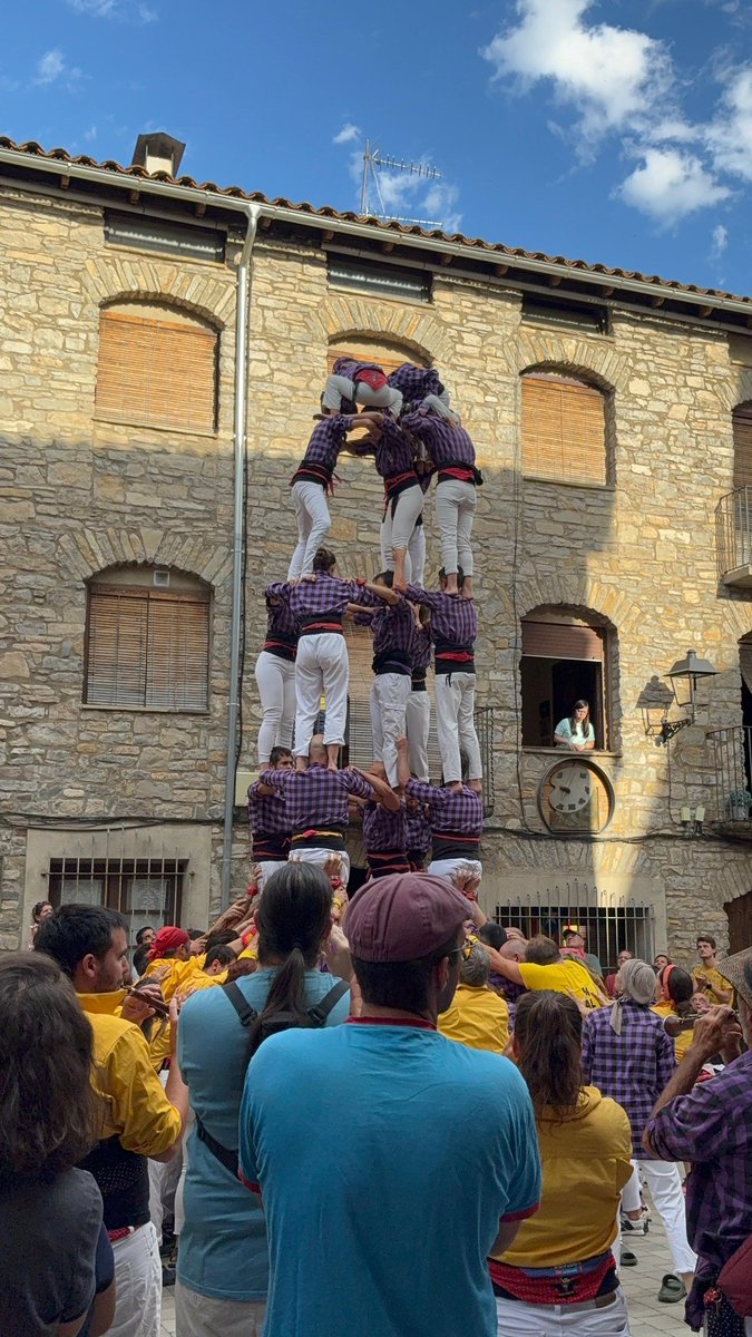 Ahir a la diada de la FM de la Pobla de Segur vam descarregar el 4d6a (primer de la temporada!), la torre de 6, el 5d6, 2 pilars de 4 i el pilar de 4 per sota. El que suposa la millor diada a 3 castells de la nostra història (de moment)
#castells #CollaAdroc