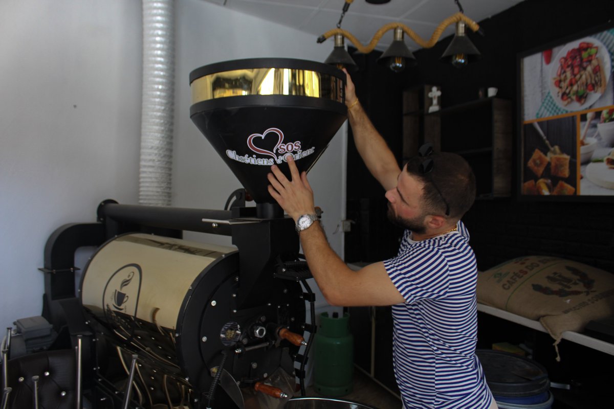 🇮🇶 #Irak –  A Qaraqosh, ce jeune chrétien irakien reçoit une machine à café pour son petit commerce de proximité. Offerte par les donateurs de SOS Chrétiens d'Orient, elle lui permettra de lancer son activité et de subvenir à ses besoins.

❤️ Avec 250€, vous soutenez un micro