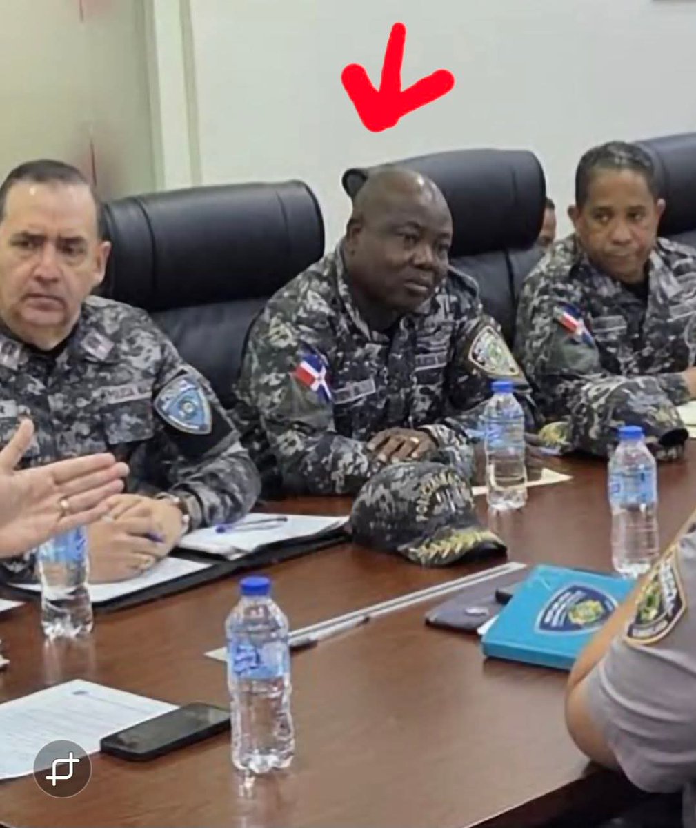 DannyDLGon23's tweet image. Un maldito haitiano dentro de la @PoliciaRD increíble. Le pago a quien me muestre un Dominicano en la policía haitíana. @MinInteriorRD @FarideRaful @generalramongp @pesqueiradiego