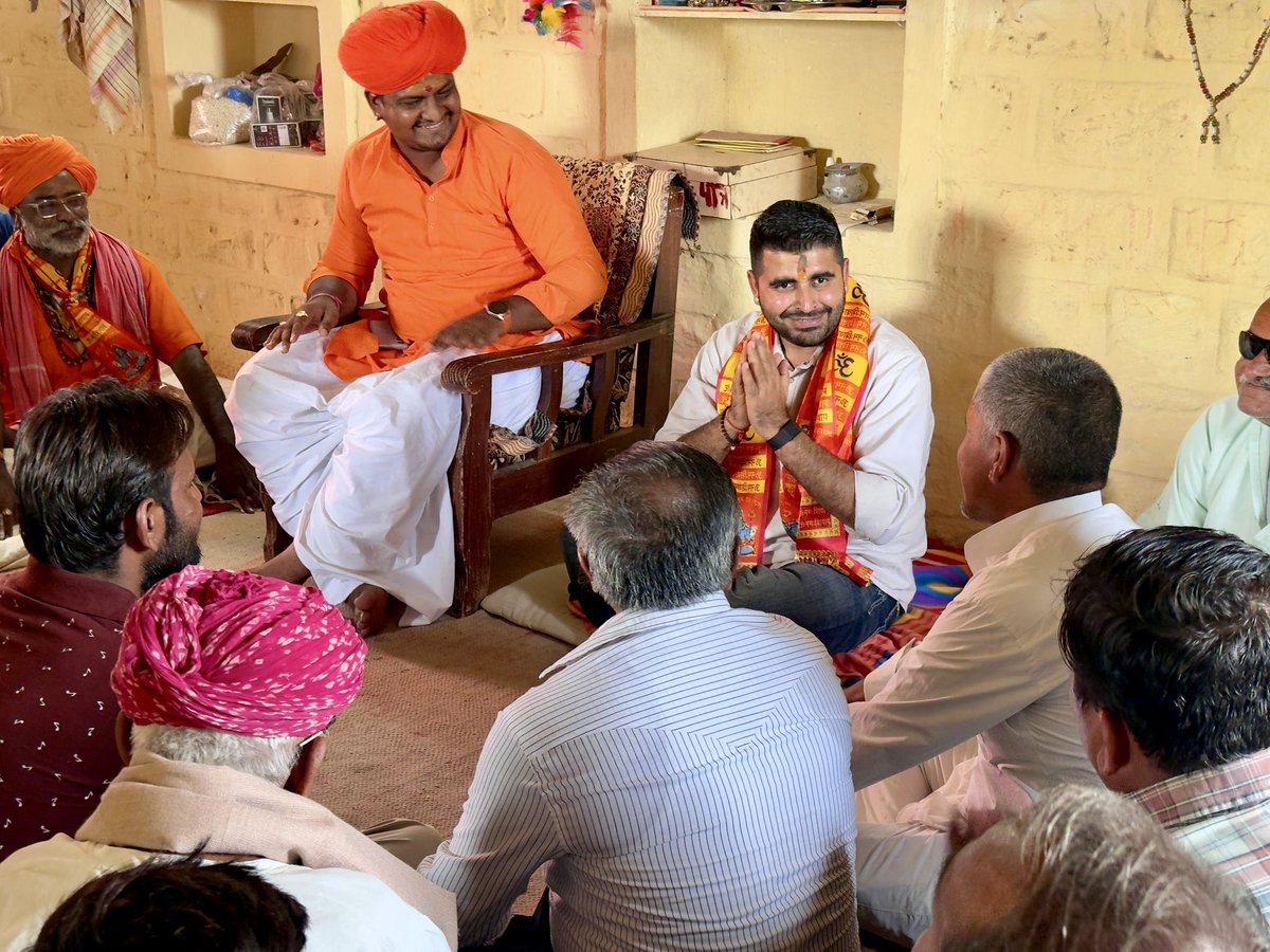 RavindraBhati__'s tweet image. आज श्री कल्याणेश्वर महादेव मंदिर, कल्याणपुरा धाम, खुहड़ी (जैसलमेर) में आयोजित दिव्य श्री शिव महापुराण कथा में सहभागिता का सौभाग्य प्राप्त हुआ। सावन मास के इस पावन अवसर पर भगवान शिव की पूजा-अर्चना कर आशीर्वाद प्राप्त किया। इस अवसर पर श्री श्री 1008 प्रवीण पूरी जी महाराज (जैसिंधर…