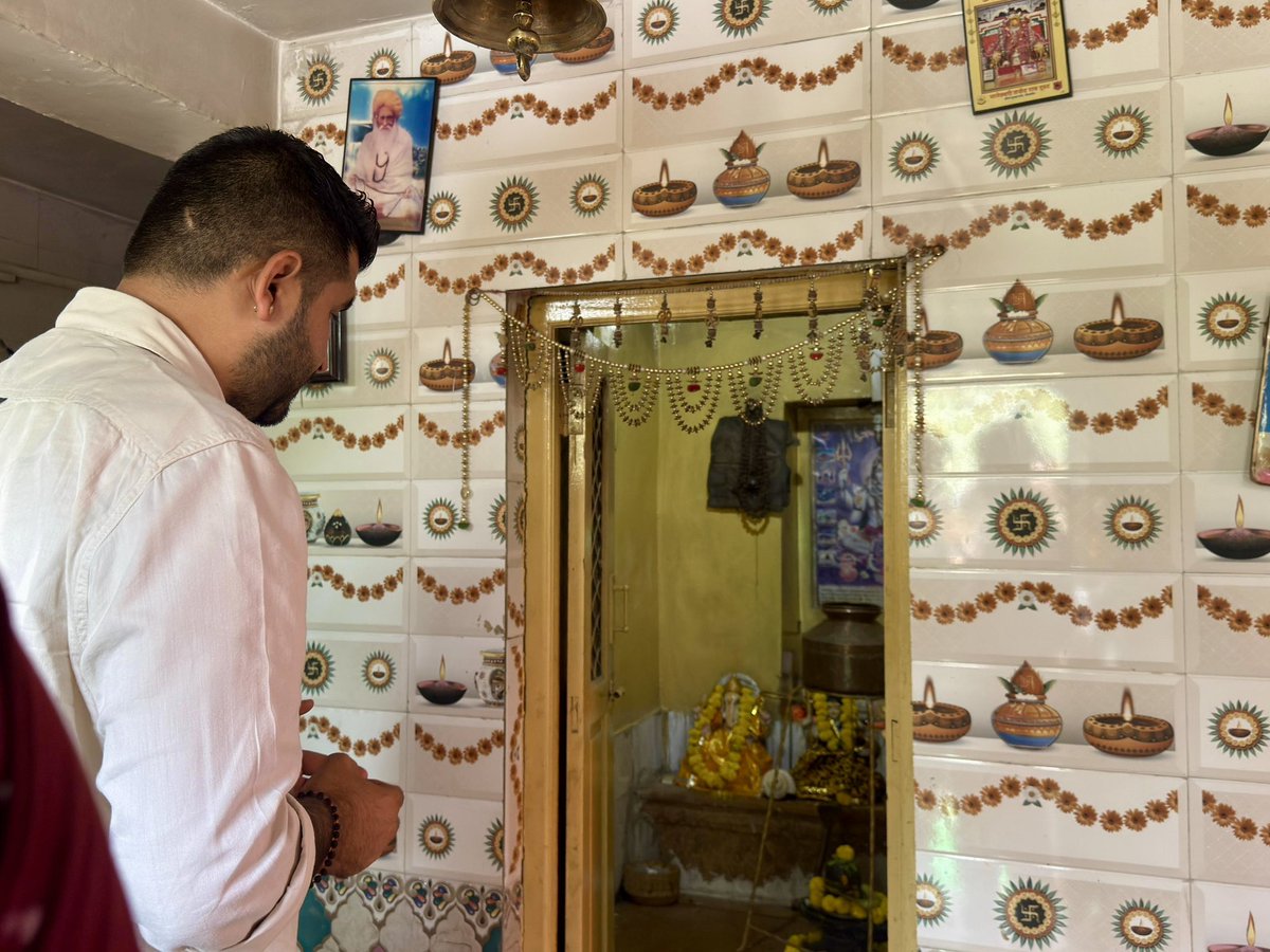 RavindraBhati__'s tweet image. आज श्री कल्याणेश्वर महादेव मंदिर, कल्याणपुरा धाम, खुहड़ी (जैसलमेर) में आयोजित दिव्य श्री शिव महापुराण कथा में सहभागिता का सौभाग्य प्राप्त हुआ। सावन मास के इस पावन अवसर पर भगवान शिव की पूजा-अर्चना कर आशीर्वाद प्राप्त किया। इस अवसर पर श्री श्री 1008 प्रवीण पूरी जी महाराज (जैसिंधर…