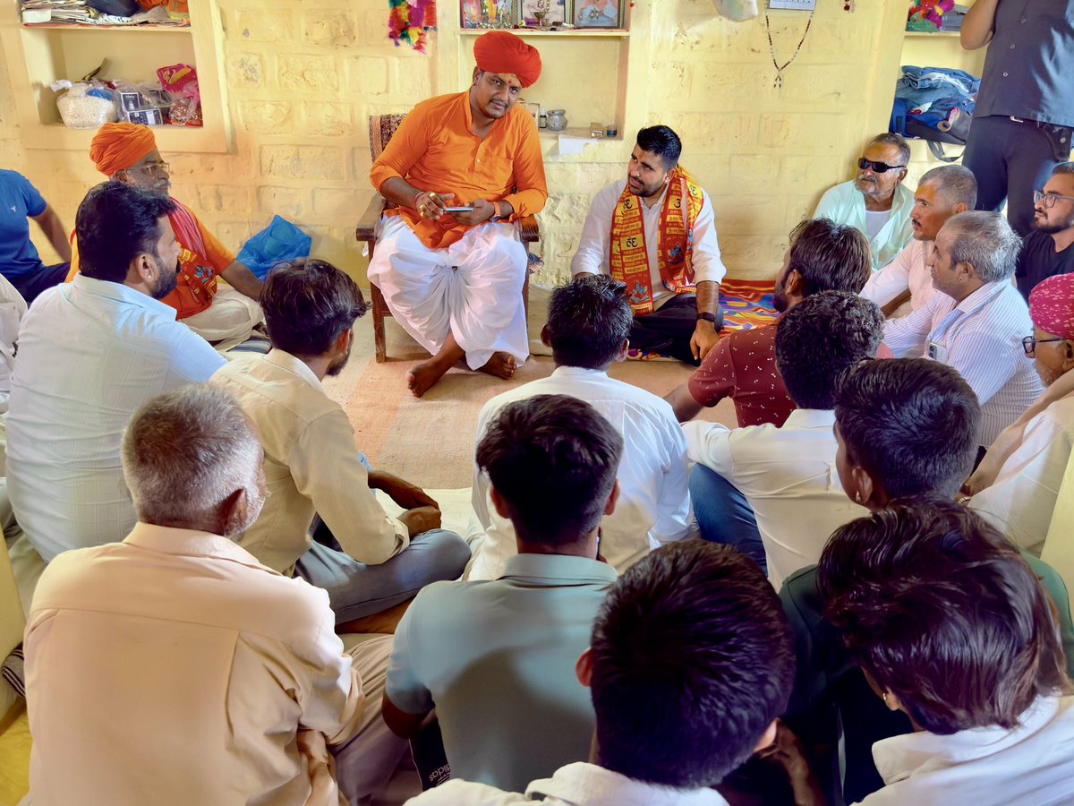RavindraBhati__'s tweet image. आज श्री कल्याणेश्वर महादेव मंदिर, कल्याणपुरा धाम, खुहड़ी (जैसलमेर) में आयोजित दिव्य श्री शिव महापुराण कथा में सहभागिता का सौभाग्य प्राप्त हुआ। सावन मास के इस पावन अवसर पर भगवान शिव की पूजा-अर्चना कर आशीर्वाद प्राप्त किया। इस अवसर पर श्री श्री 1008 प्रवीण पूरी जी महाराज (जैसिंधर…