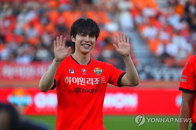 KANGYOUnion's tweet image. 250727 Gangwon FC 🆚 Ulsan HD Match
Kang Youseok during the honorary kick off at Gangwon FC’s home game match vs. Ulsan HD
#KangYouseok #강유석 #カンユソク