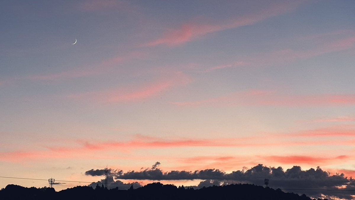 ojisanism's tweet photo. 夕月 https://t.co/4iLc0Uk68C
