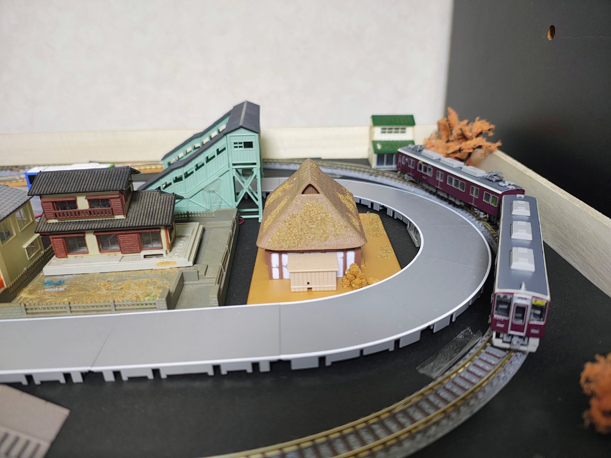 files_6357's tweet image. 今日は仕事が終わって帰宅後寝ていました。
買い物・食事が終わって一息😇
模型走らせています。
小さいですがいつでも走らせられます😇
#2両編成短いかわいい