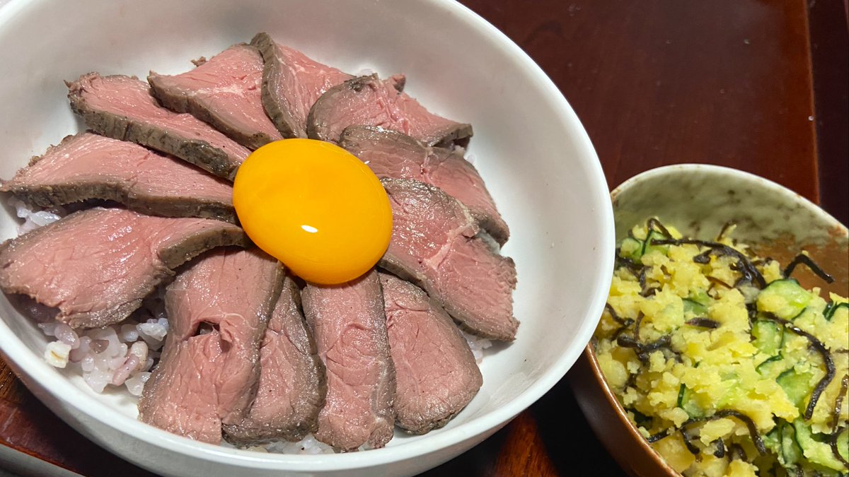 systema_okayama's tweet image. 友人からもらったローストビーフを薄くスライスして丼に。やわらかくも食べ応えのある赤身肉、黄身と混ざった濃厚なソースでご飯がすすむ。ごちそうさまでした🙏 #ごはんできたよ